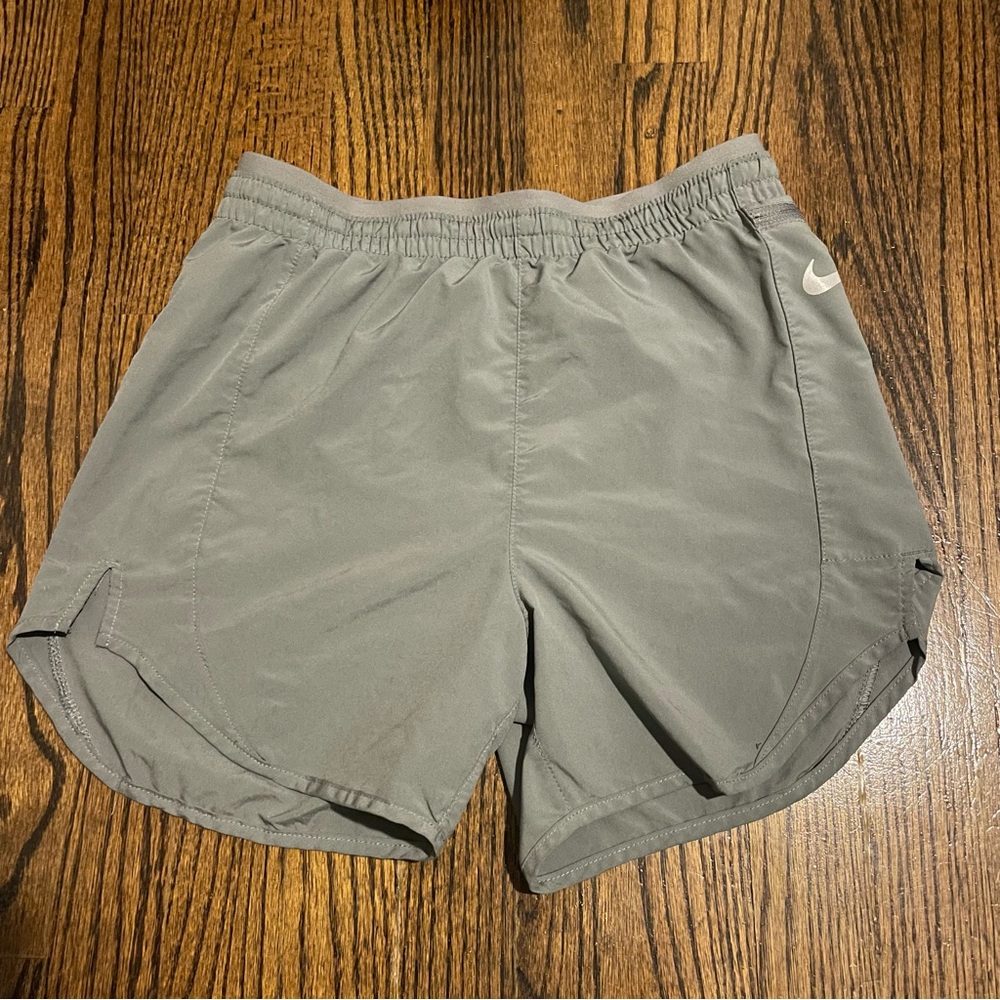 NIKE WOMEN'S TEMPO LUXE SHORT 5IN